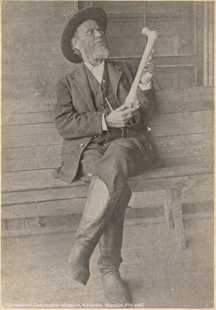 Historisches Foto: Andrew Taylor Still, Begründer der Osteopathie, mit einem Knochen