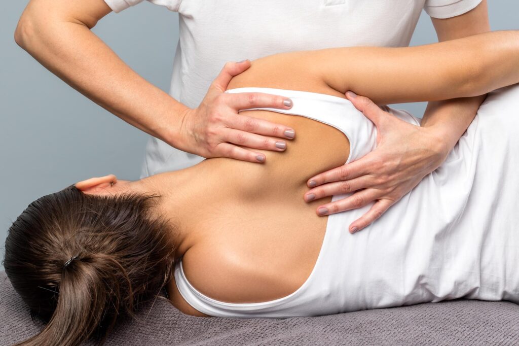 Osteopathische Behandlung an Schulter und Schulterblatt